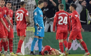 Video: Cầu thủ Sevilla bị CĐV ném gậy vào đầu