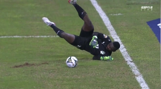 VIDEO: Thủ môn ĐT Bờ Biển Ngà vồ ếch khiến đội nhà thủng lưới