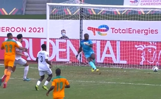 Video: Thủ môn Sierra Leone tránh đường cho Sebastien Haller ghi bàn