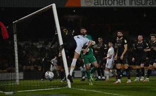 Video: Cầu thủ va chạm méo cả gôn, máy cày hóa người hùng giải cứu