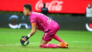 Video: Thủ môn chặn hụt bóng, báo hại đội nhà chịu bàn thua oan uổng