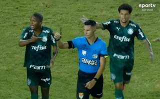 Video: CĐV ném dao về phía cầu thủ ở Brazil