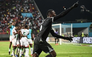 Video: Màn nhào lộn ăn mừng khiến Nani cũng phải bái phục ở CAN