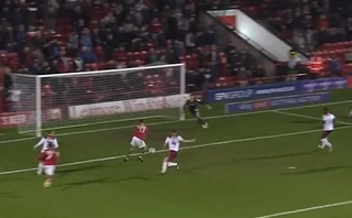 Video: Sốc với pha bỏ lỡ tệ hại trước gôn trống ở hạng 4 Anh