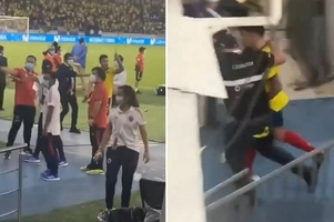 VIDEO: James Rodriguez đại chiến với NHM và cái kết bất ngờ