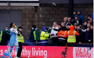 Video: Phản ứng bất ngờ của sao Palace khi bị ném chai nước vào đầu