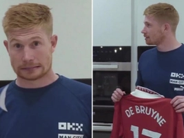 VIDEO: De Bruyne tính đốt áo đấu của MU vì in tên mình