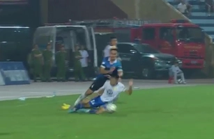 Cầu thủ Nam Định dính thẻ đỏ sau pha vào gầm giày với Hồ Tấn Tài 