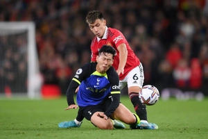 VIDEO: Bỏ túi cặp Son - Kane, Lisandro Martinez nói gì?