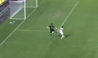 Thủ môn Văn Công mắc lỗi tai hại, biếu không cho Hải Phòng bàn thắng