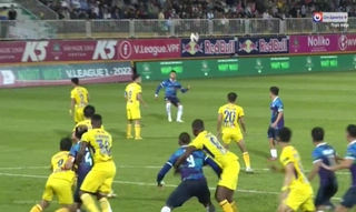 Ngoại binh Bình Định đá phạt đẳng cấp ghi bàn vào lưới CLB HAGL 