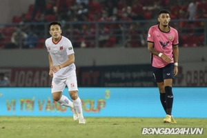 Em trai Bùi Tiến Dũng mắc lỗi sơ đẳng khiến đội nhà chịu penalty và thủng lưới