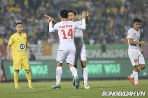 Hải Huy đánh đầu ngược hiểm hóc giúp Hải Phòng mở tỉ số trước Nam Định