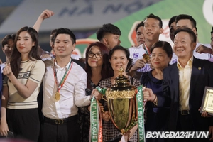 VIDEO: Bầu Hiển nâng cúp vô địch V.League 2022 cùng CLB Hà Nội