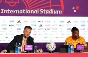 VIDEO: HLV Louis van Gaal không ngại hôn Denzel Dumfries sau trận thắng Mỹ