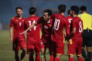 Bàn thắng may mắn của Văn Quyết giúp tuyển Việt Nam vượt ải Philippines