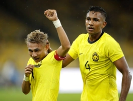 VIDEO: ĐT Malaysia trừng phạt Lào bằng bóng bổng