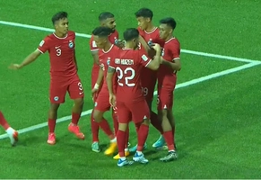 Cầu thủ Singapore lập siêu phẩm sút xa vào lưới Myanmar