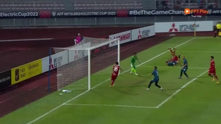 VIDEO: Cầu thủ Indonesia dứt điểm như ... phá bóng ở cự ly 1m