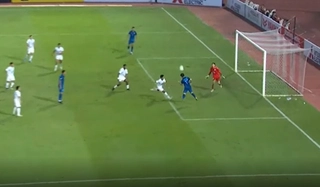 Chân sút Thái Lan hóa Lukaku trước khung thành Philippines