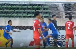 VIDEO: Singapore sử dụng bóng bổng trừng phạt ĐT Lào