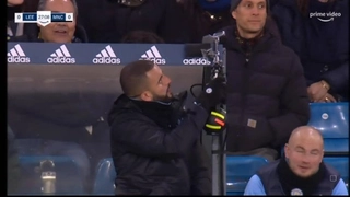 Kyle Walker táy máy phá hỏng camera tại sân 