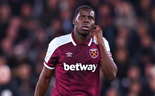 VIDEO: Bênh vực Zouma, CĐV West Ham mô phỏng màn đá mèo