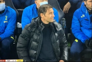 VIDEO: Antonio Conte khiêu khích đối thủ và cái kết