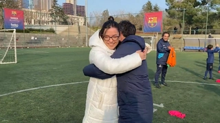 Màn cầu hôn lãng mạn ngày Valentine tại Học viện Barcelona