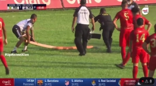 VIDEO: Rắn bò vào sân, cầu thủ bỏ chạy toán loạn