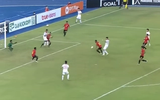 VIDEO: U23 Việt Nam mất quả penalty mười mươi trong vòng cấm Timor Leste