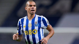 VIDEO: Pepe mang hàng nóng đi đá bóng?