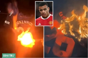 VIDEO: Quá tức giận, NHM MU đồng loạt đốt áo của Mason Greenwood