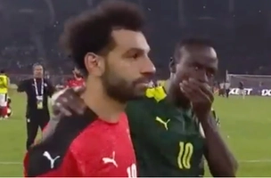 VIDEO: Mane ngăn Salah rơi nước mắt sau trận chung kết CAN 2022