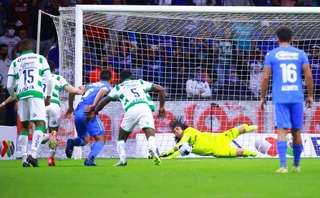 Video: Thủ môn cản penalty rồi cứu thua 3 lần liên tiếp