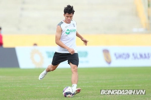 VIDEO: Siêu phẩm đá phạt đẹp mắt của Quế Ngọc Hải