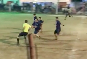 VIDEO: Cả đội đuổi đánh trọng tài đến nhập viện
