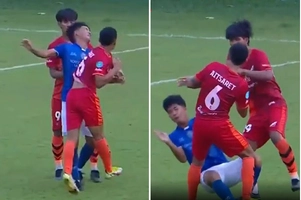 VIDEO: Dùng cùi chỏ thúc thẳng vào mặt đối thủ gây sốc ở Thái Lan