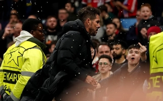 Video: HLV Simeone tốc biến trước cơn mưa chai lọ từ CĐV MU