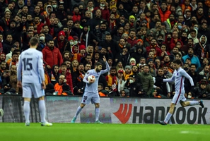 VIDEO: Bị tấn công bằng chai nước, Jordi Alba khiêu chiến fan Galatasaray