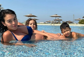 VIDEO: Georgina Rodriguez lộ bụng bầu ở tháng thứ 8