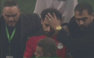 VIDEO: Salah bị ném chai vào đầu, vệ sỹ phải tháp tùng rời sân