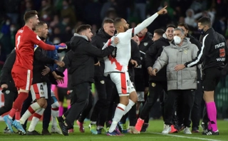 Video: Bom xịt Bebe của MU lại lập siêu phẩm đá phạt