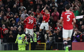 Video: Ăn mừng kiểu Ronaldo, một người đàn ông nhập viện