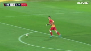 VIDEO: Thủ môn lập siêu phẩm từ vòng cấm sân nhà