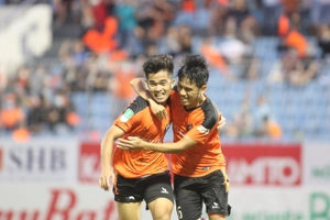 VIDEO: Tấn Trường mắc sai lầm giúp Đà Nẵng phá lưới Hà Nội FC