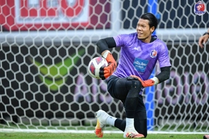 Đốt đền ngớ ngẩn, trò cưng một thời của HLV Kiatisuk bị chê không thương tiếc