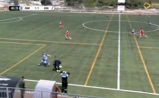 Video: Trợ lý HLV lao vào sân cản đối thủ phản công ở TBN