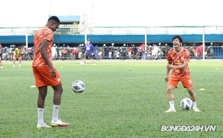 VIDEO: Công Phượng bị ngoại binh HAGL búng tai vì khống chế hỏng