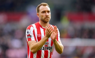 Video: Eriksen được cầu thủ Spurs ôm ấp trìu mến trước trận đấu